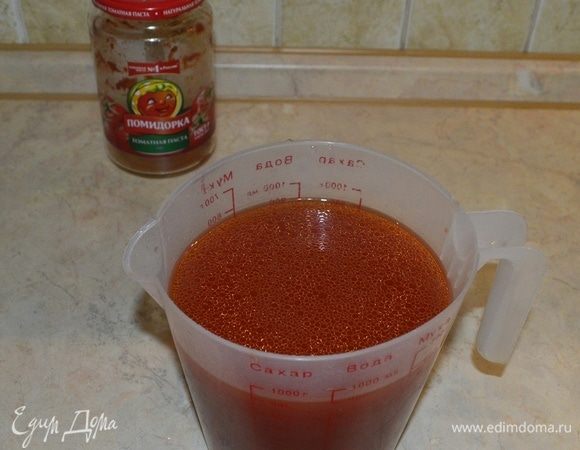 Для подливки необходимо соединить масло, воду, томатную пасту ТМ «Помидорка» и хорошо перемешать.