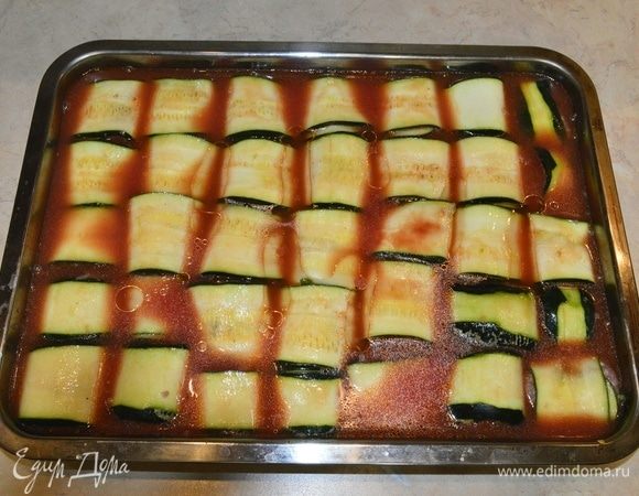 Залить цукини подливкой. Закрыть фольгой и отправить в духовку на 50 минут, после снять фольгу и отправить в духовку еще минут на 30. Запекать до полной готовности.