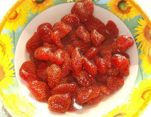 Духовку разогреть до 180°С. Вяленую клубнику промыть теплой водой, дать стечь воде.