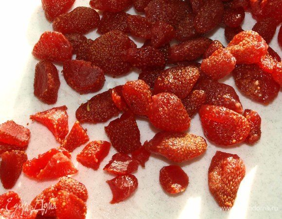 Нарезать клубнику небольшими кусочками.