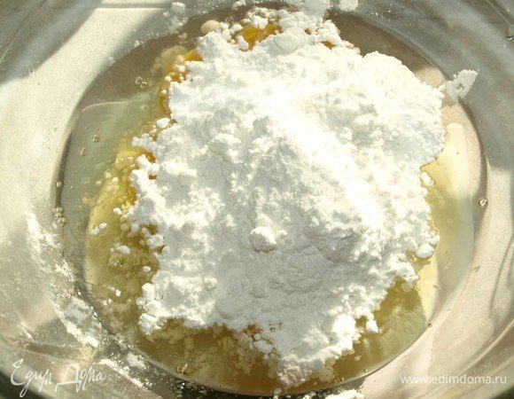 Яйца соединить с сахарной пудрой и солью. Взбить до однородного состояния.