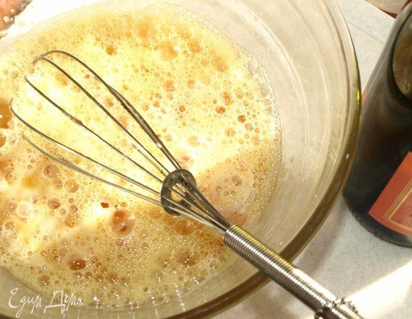 Добавить шампанское и растительное масло. Хорошо взбить.
