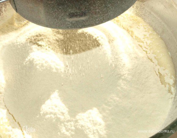 В получившуюся смесь добавить просеянную муку и разрыхлитель. Хорошо перемешать до однородного состояния.