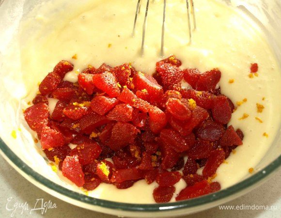 Соединить кусочки клубники с цедрой апельсина. Перемешать. Соединяем с полученной мучной смесью. Равномерно распределяем кусочки в тесте. Даем тесту постоять 5–10 минут, чтобы оно уплотнилось (тогда клубника равномерно распределится в кексе, а не осядет на дно). Еще раз перемешиваем.