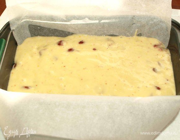 Форму для выпекания смазать растительным маслом. Выкладываем тесто в форму и отправляем в заранее разогретую до 180°С духовку на 40 минут или до «сухой спицы». Готовность кекса проверить бамбуковой палочкой, если палочка сухая, то кекс готов.