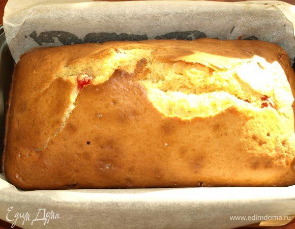 Готовый кекс достаем. Даем остыть в форме.