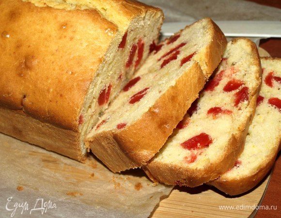 Достаем кекс из формы. Нарезаем и подаем к столу.