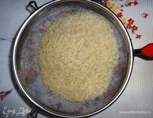Рис тщательно промыть в проточной воде, положить в сито, чтобы стекла вся вода.