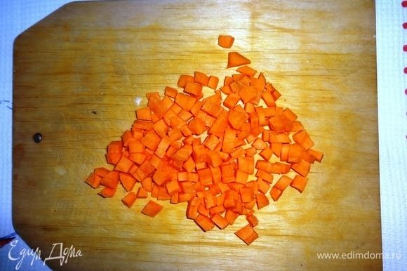 Морковь почистить, вымыть, обсушить и нарезать мелкими кубиками.
