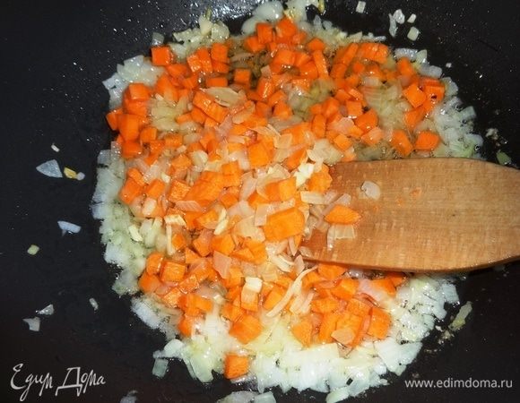 Добавить морковь и продолжать обжаривать еще минут 5–7.