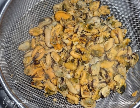 Мясо мидий ТМ «Магуро» положить в кастрюлю с горячей водой. Довести до кипения, огонь выключить. Откинуть мидий на дуршлаг.