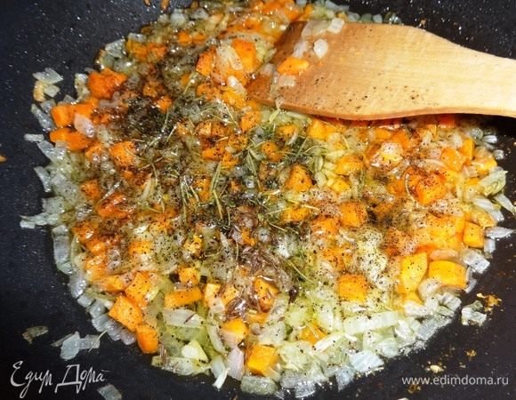 В сковороду с овощами всыпать специи и прогреть в течение 1 минуты.