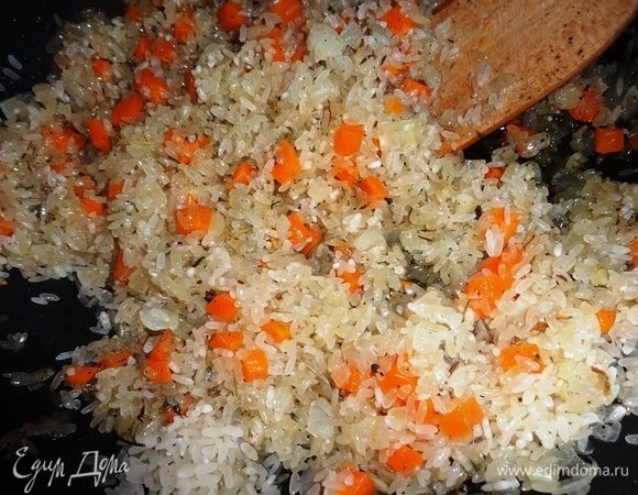Положить в сковороду рис, перемешать и обжарить в масле в течение 5–8 минут. Рис должен хорошо пропитаться маслом.