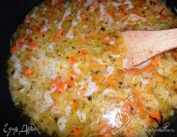 Влить в сковороду 3,5 стакана кипятка, посолить. Накрыть сковороду крышкой и тушить рис с овощами на небольшом огне до полного впитывания воды. Регулируйте количество воды по своему усмотрению, так как сорта риса используются разные и требуют они разного количества воды. Я сначала добавила 3 стакана воды, но по истечении времени мне показалось этого мало, и я добавила еще 0,5 стакана.