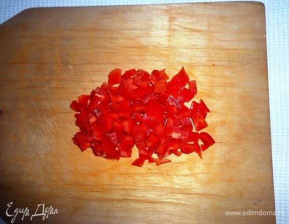 Сладкий перец вымыть, очистить от семян и перегородок, нарезать мелкими кубиками.