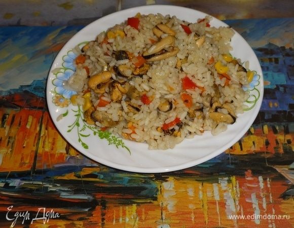 Вкусное и полезное блюдо готово. Паэлью разложить по порциям и подать к столу. Угощайтесь! Приятного аппетита!