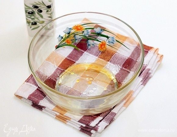 Теплую воду смешиваем с оливковым маслом и добавляем щепотку сахара и соль.