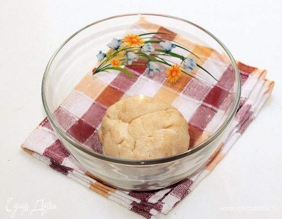 В жидкую смесь небольшими частями добавляем мучную и замешиваем мягкое гладкое тесто. Смазываем миску небольшим количеством масла и кладем тесто. Накрываем миску пленкой и отправляем в теплое место для подъема теста в 2,5 раза.