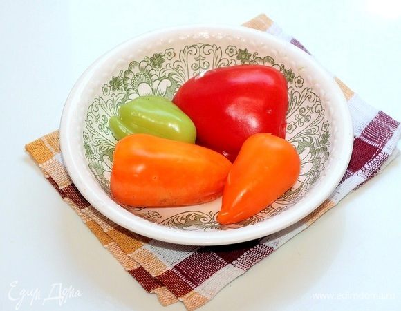 Сладкий перец очищаем от семян и запекаем в микроволновке или в духовке. Затем кладем перцы в пакет и закрываем. Отставляем пакет с перцем в сторону до небольшого остывания.