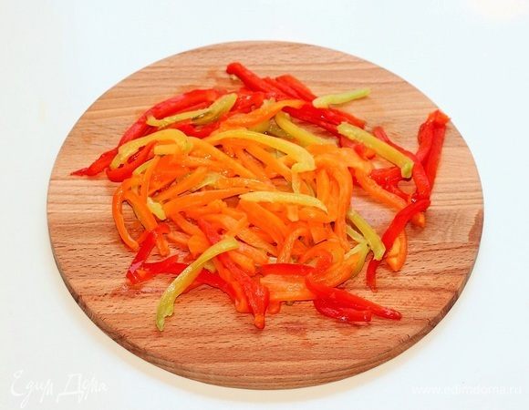 С теплого перца снимаем шкурку и нарезаем мякоть небольшими полосками.