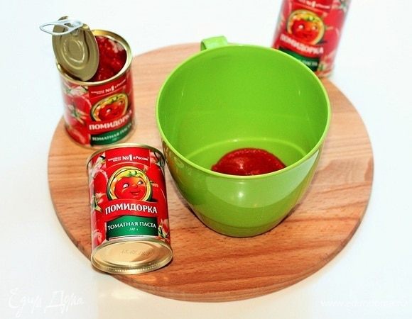 В чашу блендера кладем 1 ст. л. томатной пасты ТМ «Помидорка» и смешиваем с 2 ст. л. воды и 2 ст. л. оливкового масла. Добавляем в чашу очищенный и порубленный чеснок, листики петрушки, приправу, соль и острый перец по вкусу. Можно добавить щепотку сахара.