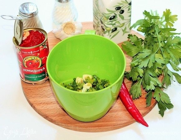 Измельчаем блендером. 1 ст. л. заправки. В оставшуюся смесь кладем нарезанный сладкий перец и перемешиваем. Закрываем заправку с перцем крышкой и оставляем при комнатной температуре, чтобы перцы впитали в себя ароматы чеснока и петрушки.