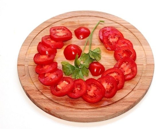 Небольшие помидорчики нарезаем кружочками.