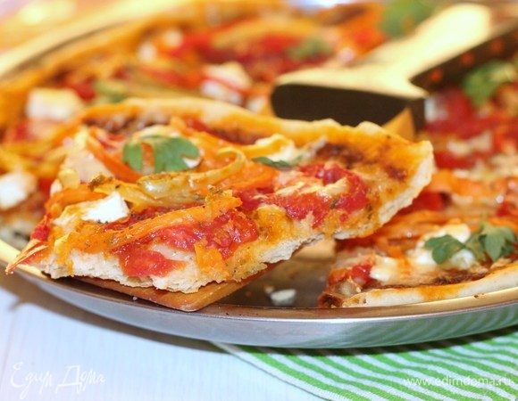 Готовую пиццу нарезаем сегментами и подаем на стол. Приятного аппетита!