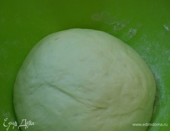 Теперь замешиваем тесто. В воде растворить соль и сахар, влить к опаре. Перемешать руками, так как опара очень густая и ложкой это сделать не получится. Сливочное масло должно быть комнатной температуры. Вмешать его в опару. Постепенно добавлять муку. Тесто получается очень мягким, пластичным. С ним приятно работать. Оставить на 1,5–2 часа для подъема.