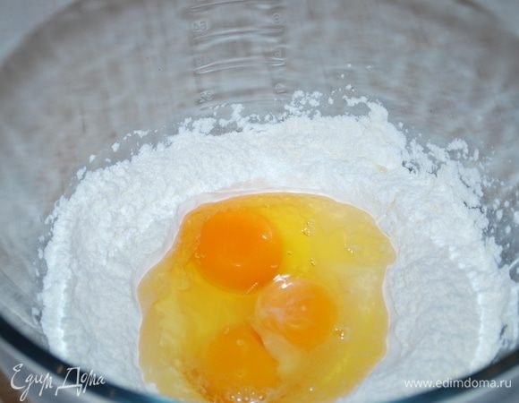 Из муки, яиц и щепотки соли замешиваем тесто.