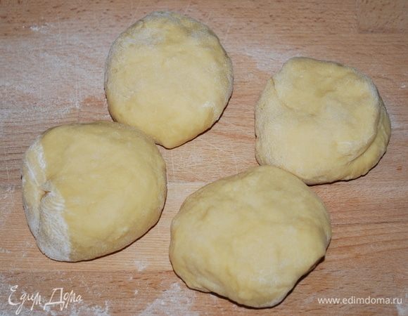 Тесто делим на 4 части — так будет удобней его раскатывать.