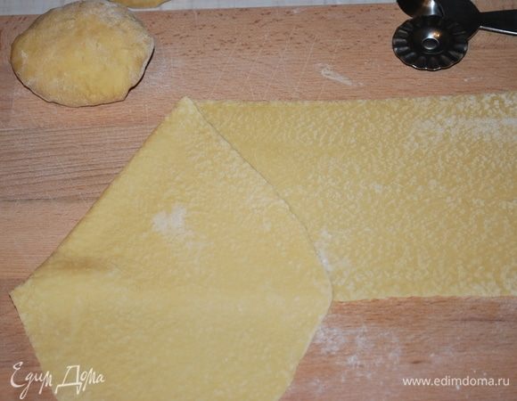 Раскатываем тесто. Я раскатала с помощью машинки для раскатки теста.