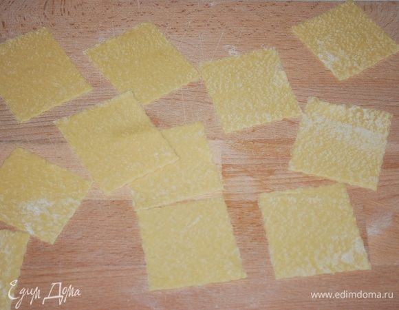 Разрезаем раскатанное тесто на квадраты примерно 6х6 см.