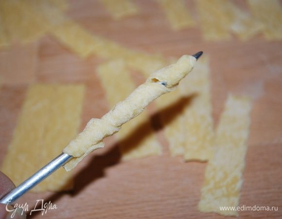 Тесто накручиваем на спицу, делаем спиральки.