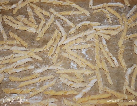 Пасту раскладываем на полотенце или на бумагу для выпечки. Пасту можно сразу варить или дать ей подсохнуть и убрать в стеклянную банку для дальнейшего использования. Из этого количества теста получается 400 грамм пасты.