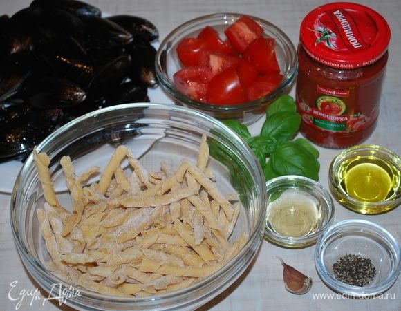 Подготовим продукты для пасты. Мидии хорошо вымоем и очистим от наростов, если они есть.