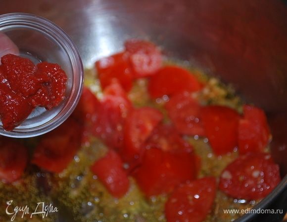 Добавим томатную пасту ТМ «Помидорка», прожарим ее вместе с томатами. Добавим белое вино и 10 минут все вместе потушим.