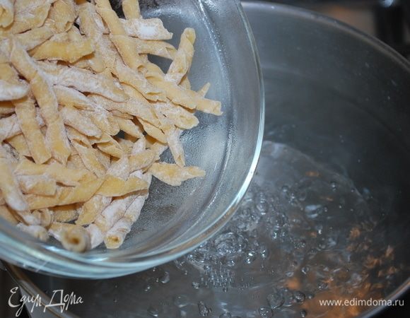 Пока соус готовится, отварим пасту в подсоленной воде до состояния аль денте. Я взяла 200 г готовой пасты на 2 порции. Паста у меня свежая, она варилась примерно 3 минуты.