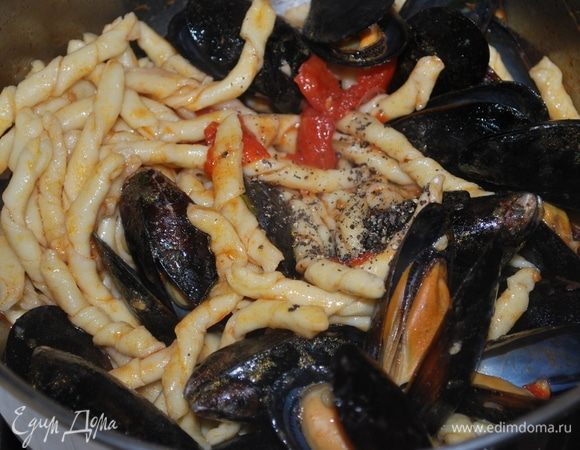 Готовую пасту откинем на дуршлаг, положим в соус, тщательно все перемешиваем, посыпаем перцем и свежим базиликом. Солим по вкусу. Сразу подаем к столу.