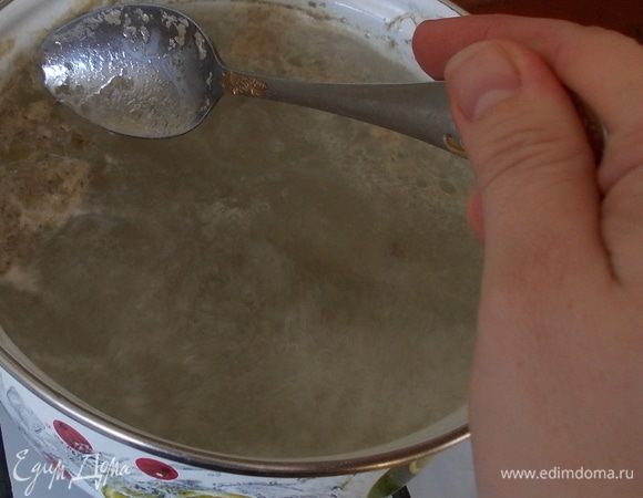 Готовим бульон. Наливаем воду (примерно 2 литра), кладем мясо и варим до готовности. И в отдельной кастрюле отвариваем свеклу до готовности.