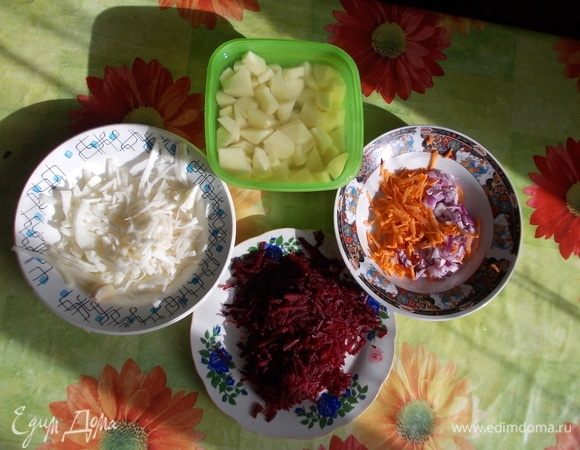 Пока готовится бульон, готовим оставшиеся ингредиенты. Вареную свеклу и морковь трем на терке. Капусту нарезаем соломкой (тоненькой). Лук нарезаем мелким кубиком, картофель — средним. Налейте подсолнечное масло на сковороду, включите средний огонь. Сначала жарьте лук и морковь (5 минут). После этого добавьте томатную пасту и сахар, перемешайте и оставьте на плите еще на 3 минуты.