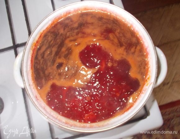 Когда бульон сварится, выньте из него мясо. Пока мясо остывает, положите в бульон нарезанную капусту. Через 5–10 минут добавьте нарезанный кубиком картофель. Пока варится картофель, отделите мясо от кости и нарежьте кубиками. Верните мясо в суп. Посолите по вкусу. Добавьте зажарку и свеклу. Перемешайте. Добавьте лавровый лист и мелко порубленную зелень. Накройте кастрюлю крышкой и варите еще 10 минут. Борщ готов.