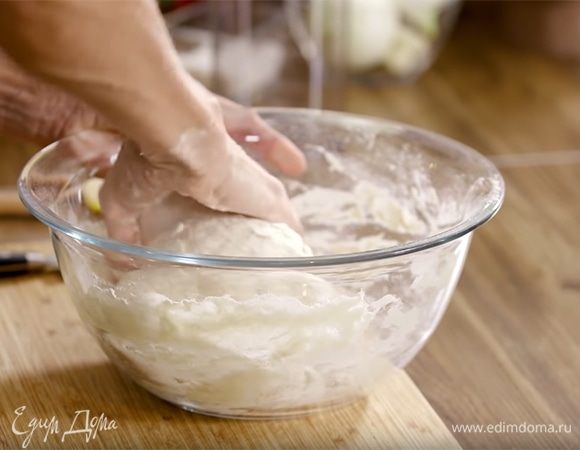 Приготовить фокаччу: муку просеять через сито, добавить сахар и дрожжи, влить 300 мл теплой воды, белое вино и вымесить тесто, затем влить 75 мл оливкового масла Extra Virgin, посолить и вымесить еще немного.