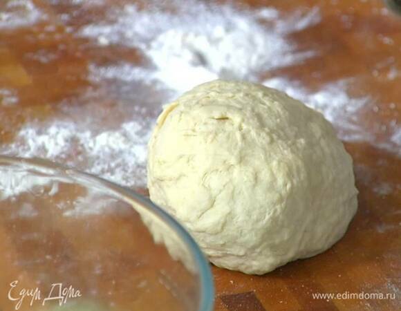 Сформировать из теста шар, накрыть его полотенцем и дать постоять.
