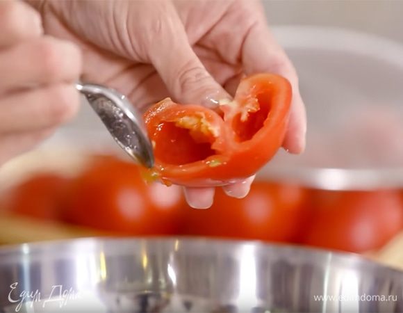 Помидоры разрезать пополам, ложкой удалить семена, мякоть мелко порезать и выложить на сито, чтобы стекла лишняя жидкость.
