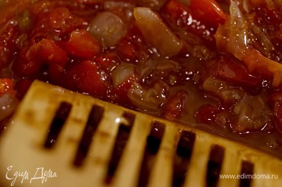К нарезанным помидорам добавить обжаренный лук с чили, влить оставшееся оливковое масло Extra Virgin, бальзамический уксус, все посолить и перемешать.