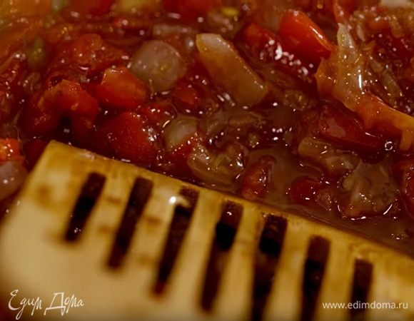 К нарезанным помидорам добавить обжаренный лук с чили, влить оставшееся оливковое масло Extra Virgin, бальзамический уксус, все посолить и перемешать.