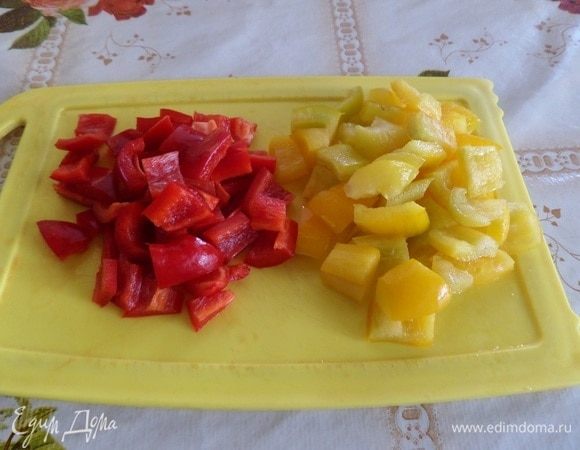 Очищаем и нарезаем болгарский перец.