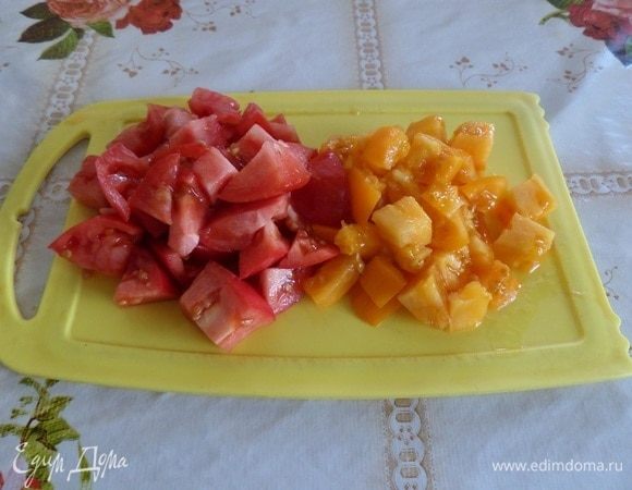 Нарезаем помидоры.