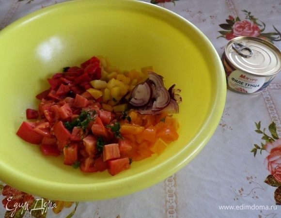 Выкладываем нарезанные овощи в чашку.